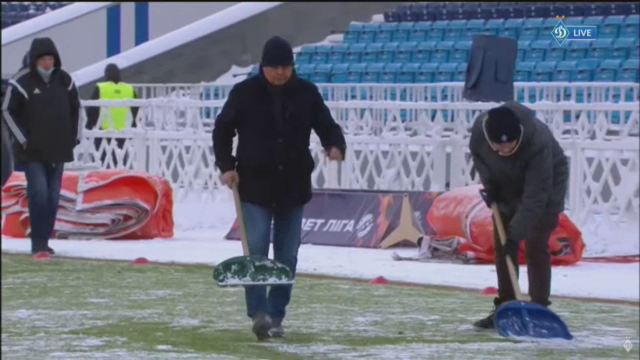 Imaginile care fac inconjurul Europei! Lucescu a pus mana pe LOPATA si s-a apucat sa dea zapada de pe gazon la meciul lui Dinamo! Video senzational_3