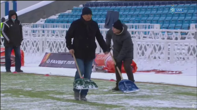 Imaginile care fac inconjurul Europei! Lucescu a pus mana pe LOPATA si s-a apucat sa dea zapada de pe gazon la meciul lui Dinamo! Video senzational_4
