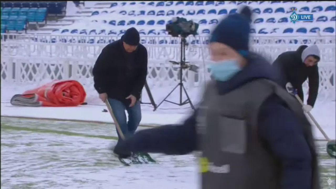 Imaginile care fac inconjurul Europei! Lucescu a pus mana pe LOPATA si s-a apucat sa dea zapada de pe gazon la meciul lui Dinamo! Video senzational_7