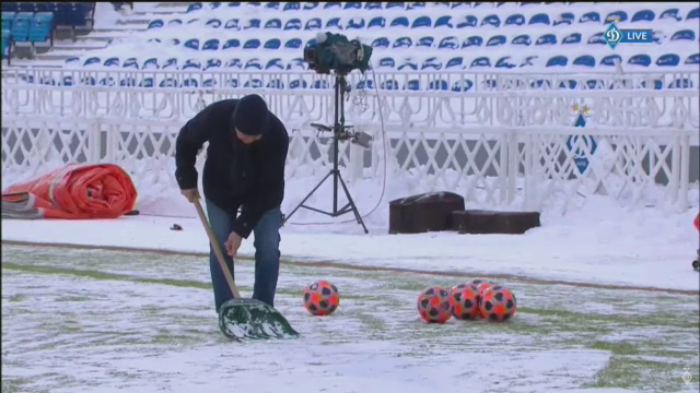 Imaginile care fac inconjurul Europei! Lucescu a pus mana pe LOPATA si s-a apucat sa dea zapada de pe gazon la meciul lui Dinamo! Video senzational_8