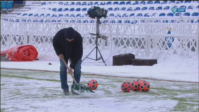Imaginile care fac inconjurul Europei! Lucescu a pus mana pe LOPATA si s-a apucat sa dea zapada de pe gazon la meciul lui Dinamo! Video senzational_9