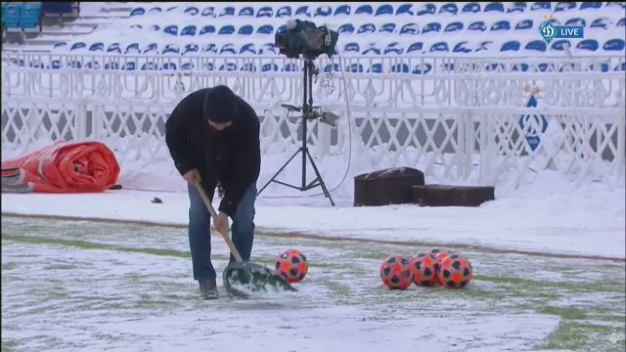 Imaginile care fac inconjurul Europei! Lucescu a pus mana pe LOPATA si s-a apucat sa dea zapada de pe gazon la meciul lui Dinamo! Video senzational_9