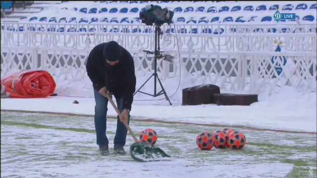 Imaginile care fac inconjurul Europei! Lucescu a pus mana pe LOPATA si s-a apucat sa dea zapada de pe gazon la meciul lui Dinamo! Video senzational_10