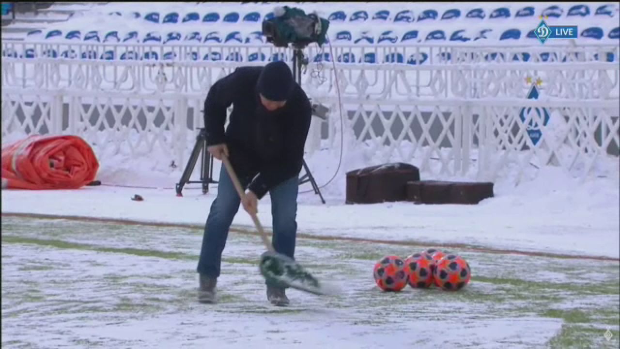 Imaginile care fac inconjurul Europei! Lucescu a pus mana pe LOPATA si s-a apucat sa dea zapada de pe gazon la meciul lui Dinamo! Video senzational_11