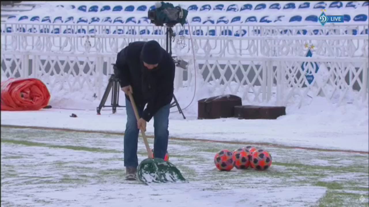 Imaginile care fac inconjurul Europei! Lucescu a pus mana pe LOPATA si s-a apucat sa dea zapada de pe gazon la meciul lui Dinamo! Video senzational_12