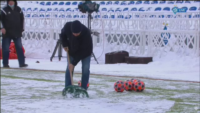 Imaginile care fac inconjurul Europei! Lucescu a pus mana pe LOPATA si s-a apucat sa dea zapada de pe gazon la meciul lui Dinamo! Video senzational_13
