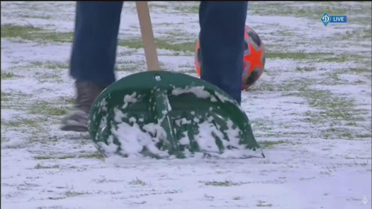 Imaginile care fac inconjurul Europei! Lucescu a pus mana pe LOPATA si s-a apucat sa dea zapada de pe gazon la meciul lui Dinamo! Video senzational_14