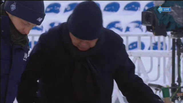 Imaginile care fac inconjurul Europei! Lucescu a pus mana pe LOPATA si s-a apucat sa dea zapada de pe gazon la meciul lui Dinamo! Video senzational_17