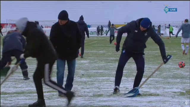 Imaginile care fac inconjurul Europei! Lucescu a pus mana pe LOPATA si s-a apucat sa dea zapada de pe gazon la meciul lui Dinamo! Video senzational_19