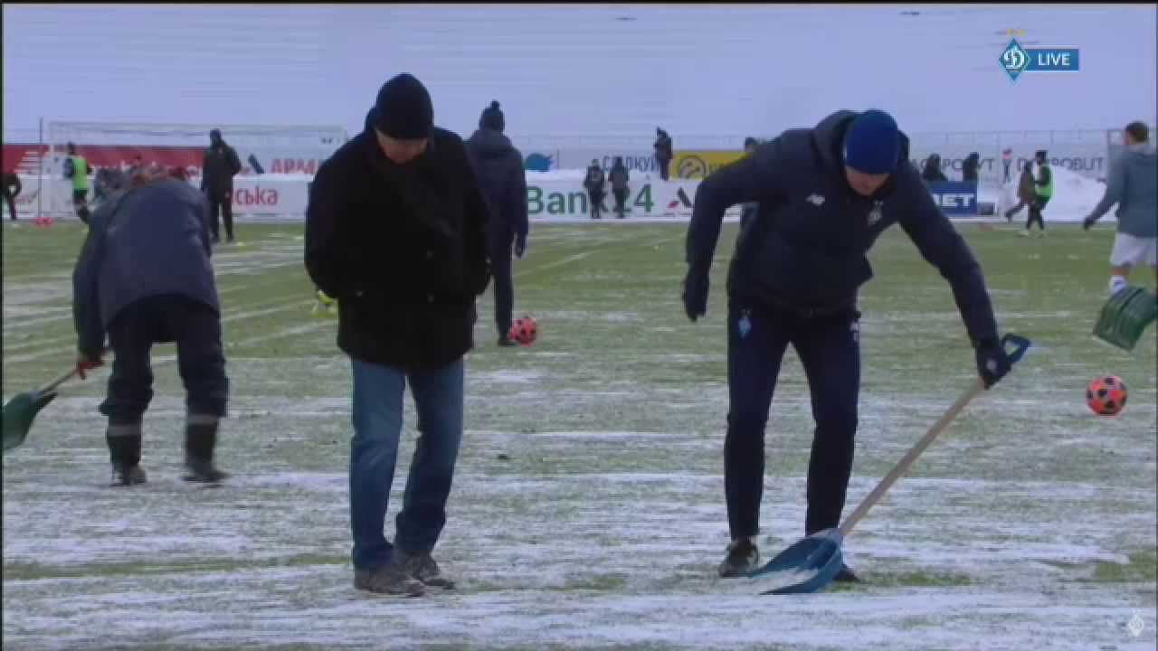Imaginile care fac inconjurul Europei! Lucescu a pus mana pe LOPATA si s-a apucat sa dea zapada de pe gazon la meciul lui Dinamo! Video senzational_20