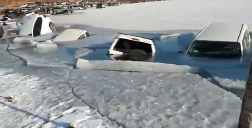 Gheata s-a rupt si sute de masini au ajuns pe fundul apei! E incredibil ce faceau proprietarii lor in tot acest timp