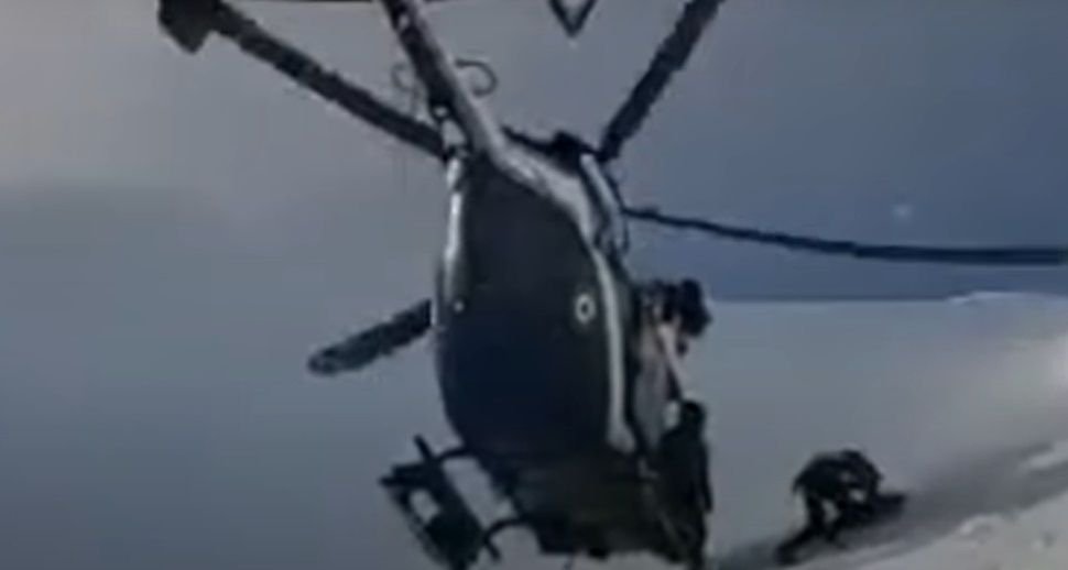Iti taie rasuflarea. Operatiune de salvare in munti cum nu s-a mai vazut. Pilotul de elicopter a fost eroul!