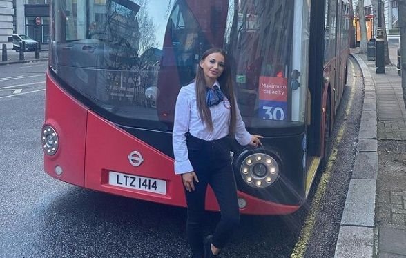 Arata ca un fotomodel, dar jobul ei e la volanul autobuzului. Pasagerii barbati sunt in al noualea cer