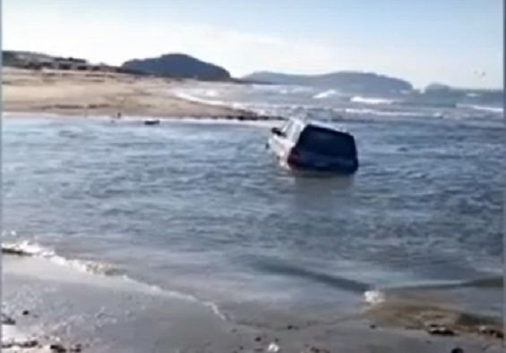 A fost gasit cu masina in valurile marii si nimeni nu intelege cum e posibil. Explicatia halucinanta a soferului