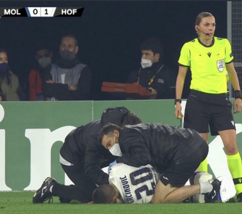 Faza care face inconjurul planetei! Baiatul cu pizza a aparut la stadion, in timpul meciului din Europa League! Imagini geniale