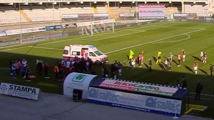 Momente de GROAZA in Italia! Un fotbalist s-a PRABUSIT pe teren in timpul meciului! Ambulanta a intervenit de urgenta_3