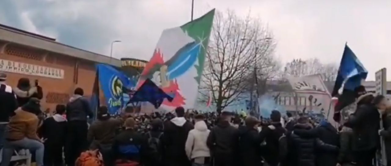 Derby-ul dintre Inter si Milan a batut pandemia! Imagini SENZATIONALE cu fanii celor doua rivale in fata stadionului_1