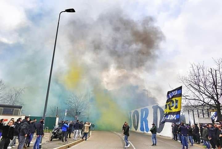Derby-ul dintre Inter si Milan a batut pandemia! Imagini SENZATIONALE cu fanii celor doua rivale in fata stadionului_5
