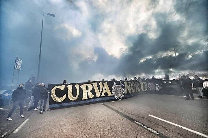 Derby-ul dintre Inter si Milan a batut pandemia! Imagini SENZATIONALE cu fanii celor doua rivale in fata stadionului_6