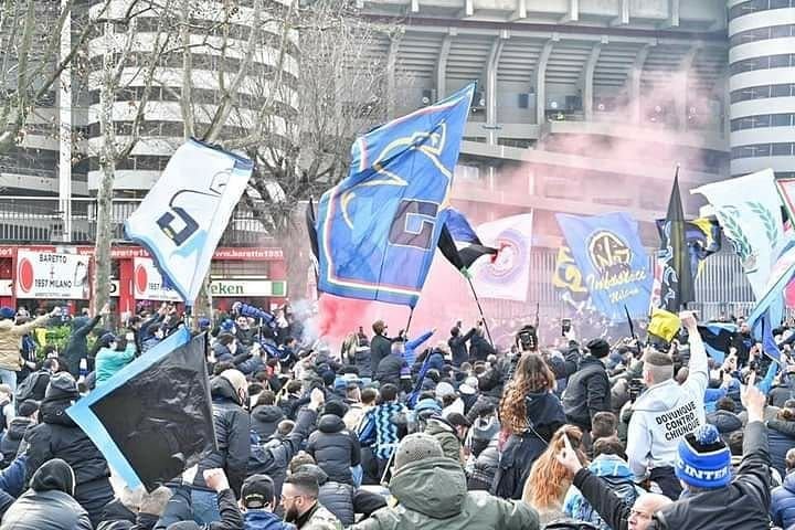 Derby-ul dintre Inter si Milan a batut pandemia! Imagini SENZATIONALE cu fanii celor doua rivale in fata stadionului_7