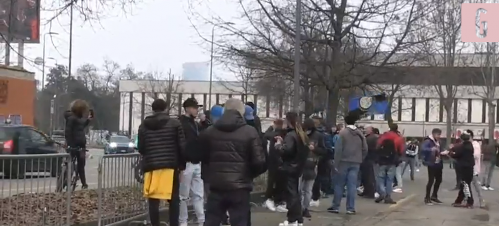 Derby-ul dintre Inter si Milan a batut pandemia! Imagini SENZATIONALE cu fanii celor doua rivale in fata stadionului_9
