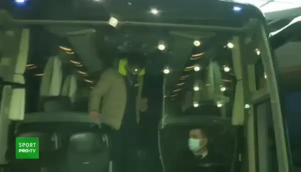 Atletico a ajuns la MIEZUL NOPTII! Primele imagini cu Simeone, Suarez si vedetele lui Atletico in centrul Bucurestiului!