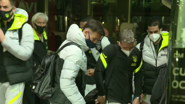 Atletico Madrid a ajuns la miezul noptii! Primele imagini cu Simeone, Suarez si vedetele lui Atletico in centrul Bucurestiului!_5
