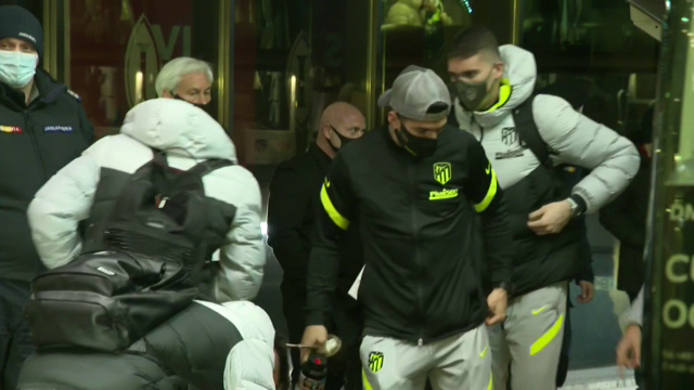 Atletico Madrid a ajuns la miezul noptii! Primele imagini cu Simeone, Suarez si vedetele lui Atletico in centrul Bucurestiului!_6