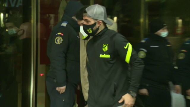 Atletico Madrid a ajuns la miezul noptii! Primele imagini cu Simeone, Suarez si vedetele lui Atletico in centrul Bucurestiului!_7