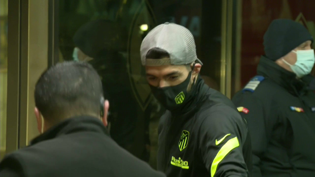 Atletico Madrid a ajuns la miezul noptii! Primele imagini cu Simeone, Suarez si vedetele lui Atletico in centrul Bucurestiului!_11