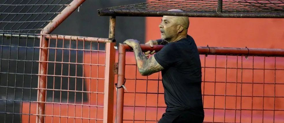 Sumudica e mic copil! :) SHOW TOTAL facut de fostul selectioner al Argentinei la un meci din Brazilia! Imaginile care vor face inconjurul lumii