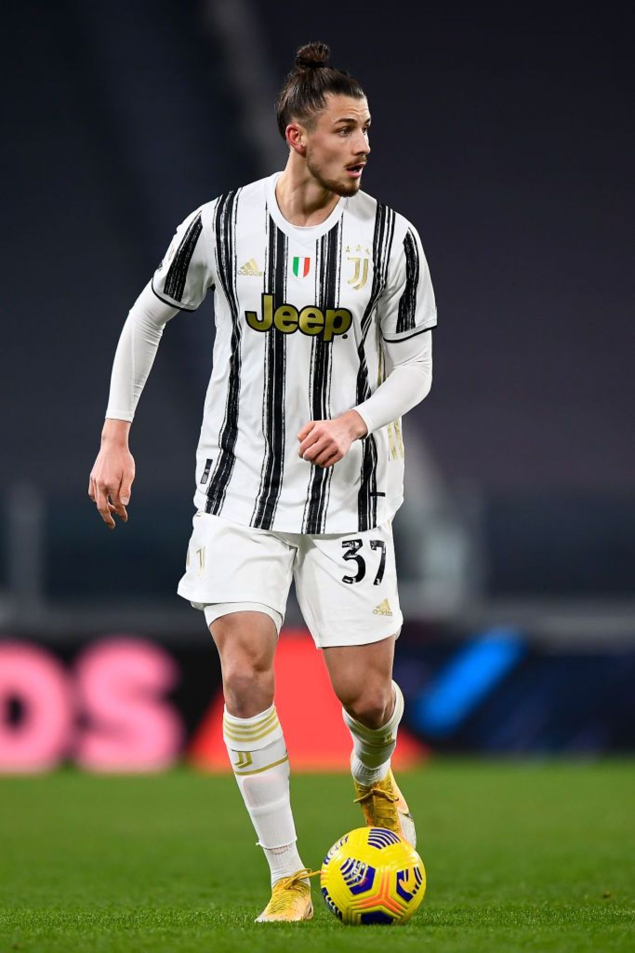 Dupa Tottenham si Newcastle, un alt club din Premier League ar fi interesat de Radu Dragusin!_5