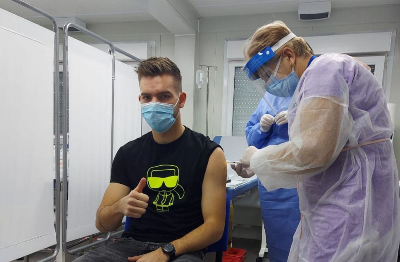 A inceput campania de vaccinare in fotbal! Harut si Dica, primele nume importante din fotbal care au primit vaccinul! Primele imagini _2