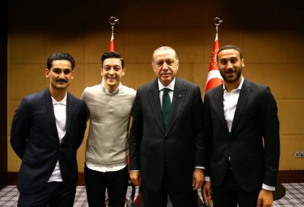 Mesut Ozil e in mijlocul unui scandal! Ce a facut fotbalistul si de ce e acuzat de tradare de catre nemti_3