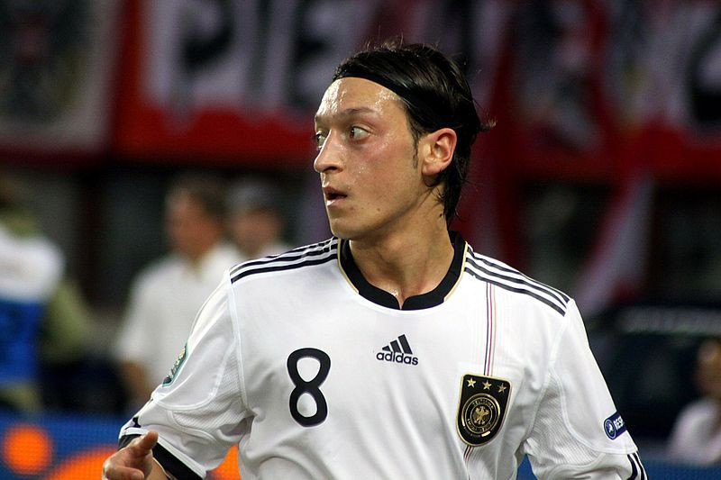 Mesut Ozil e in mijlocul unui scandal! Ce a facut fotbalistul si de ce e acuzat de tradare de catre nemti_5