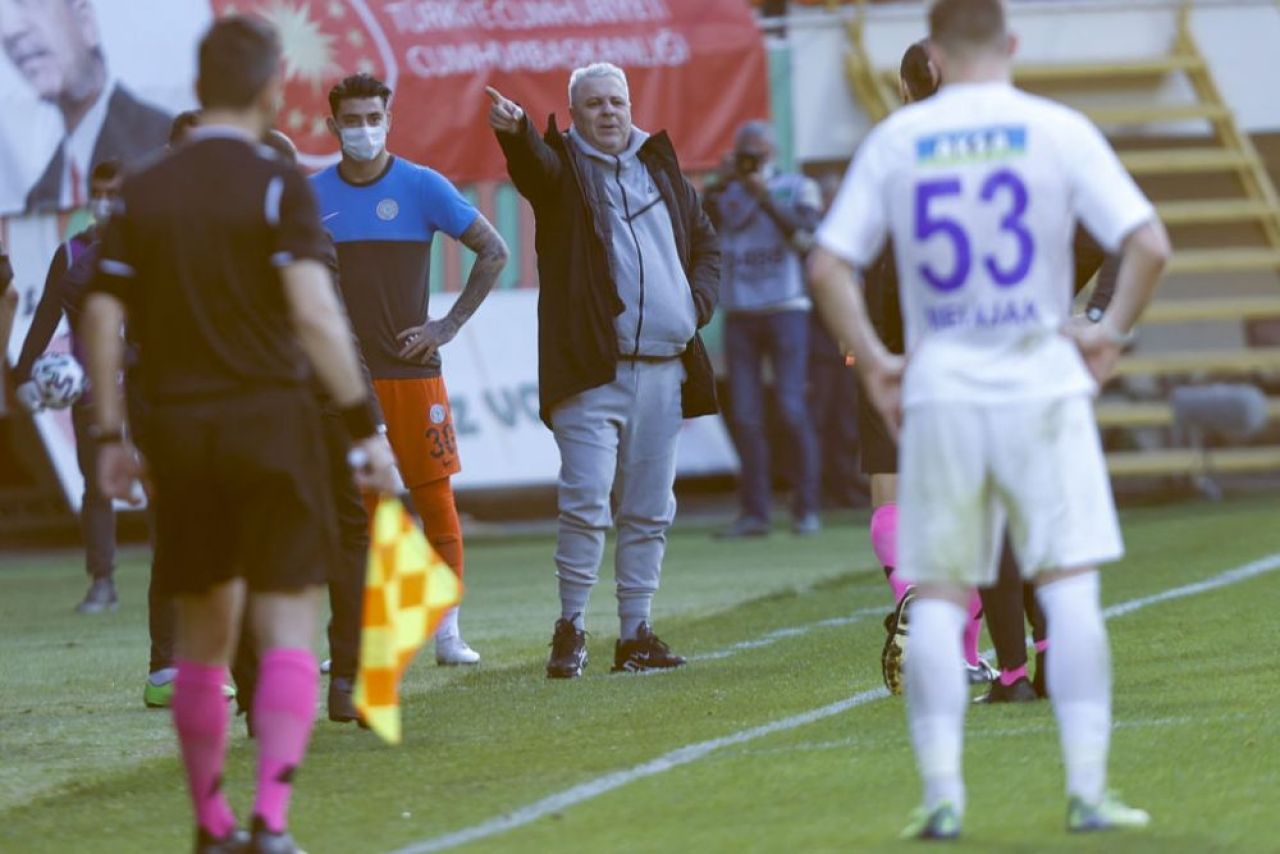 Un fotbalist de-al lui Sumudica s-a facut de ras dupa egalul cu penultima clasata! A incercat sa se bucure ca Drogba, dar s-a accidentat_4