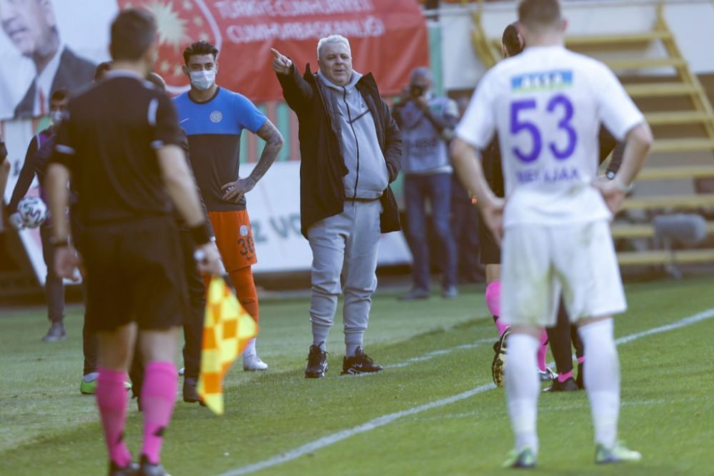 Un fotbalist de-al lui Sumudica s-a facut de ras dupa egalul cu penultima clasata! A incercat sa se bucure ca Drogba, dar s-a accidentat_4