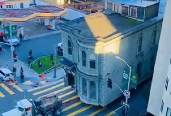 A decis sa-si schimbe adresa, dar si-a luat si casa cu el! Imagini ireale din centrul orasului