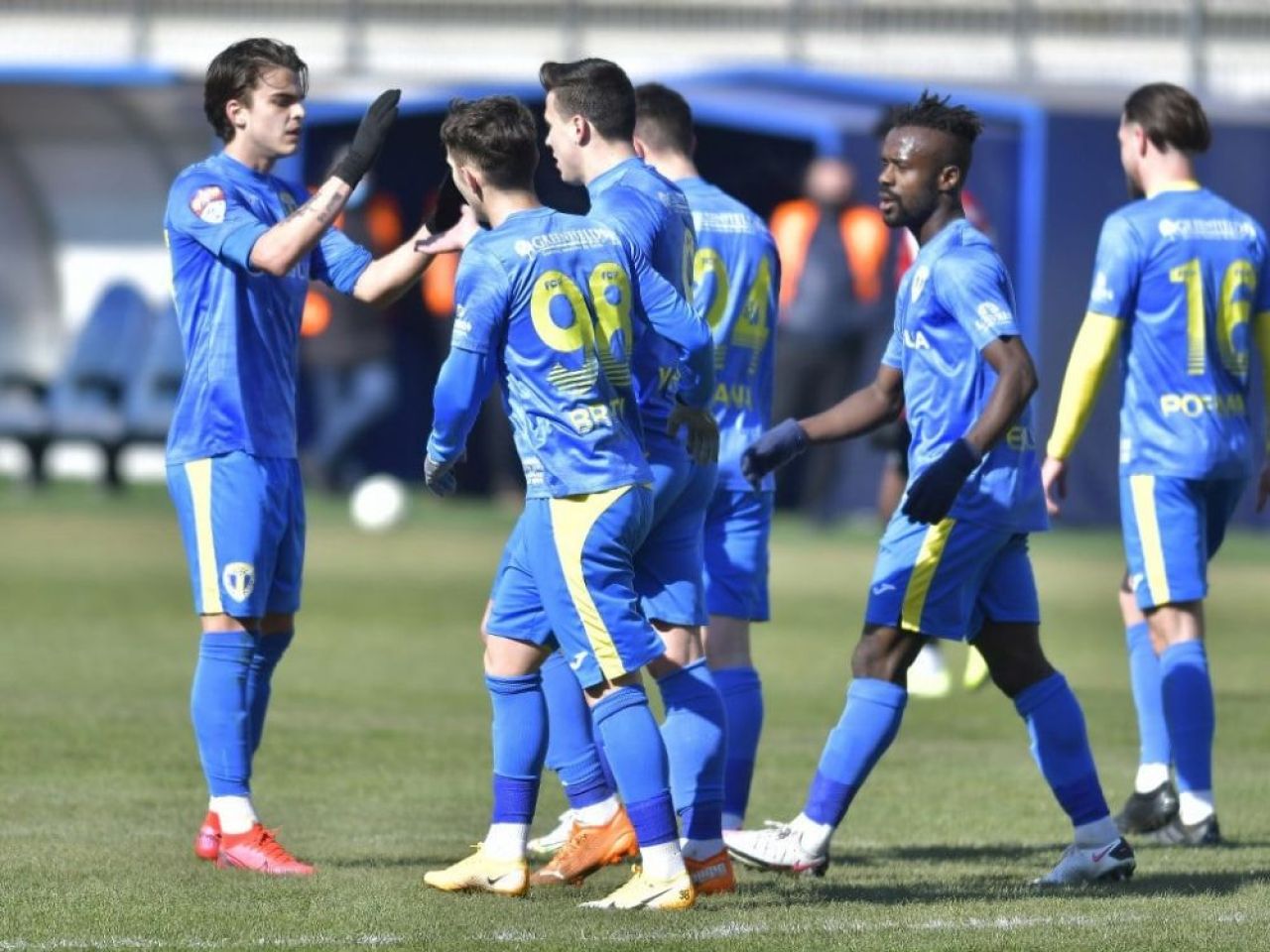 Caz socant in Romania! Un fotbalist din Liga 2 a fost BATUT in plina strada de un grup de oameni! Care este starea jucatorului _1