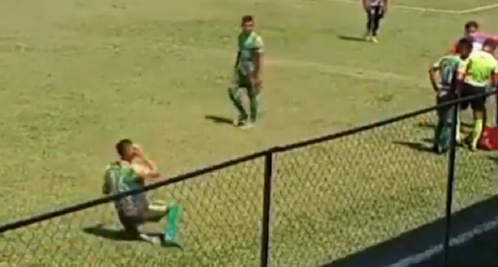 Asta e cea mai TARE simulare din fotbal! INCREDIBIL cum a vrut un fotbalist sa ii atraga atentia arbitrului! Imaginile care fac inconjurul planetei