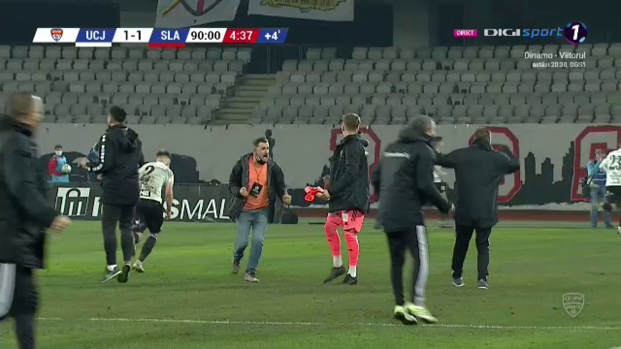 NEBUNIE in finalul meciului! U Cluj a dat gol la ultima faza si e pe loc de playoff! Enache a inceput sa planga! EXPLOZIE de bucurie: toata lumea de pe banca a intrat in teren_5
