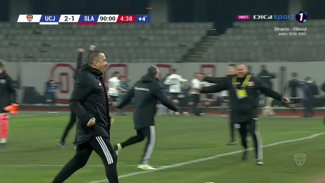 NEBUNIE in finalul meciului! U Cluj a dat gol la ultima faza si e pe loc de playoff! Enache a inceput sa planga! EXPLOZIE de bucurie: toata lumea de pe banca a intrat in teren_6