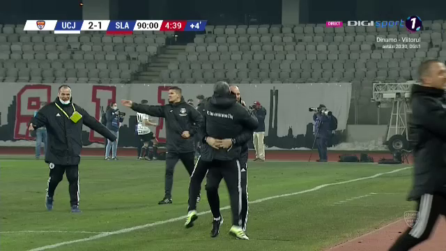 NEBUNIE in finalul meciului! U Cluj a dat gol la ultima faza si e pe loc de playoff! Enache a inceput sa planga! EXPLOZIE de bucurie: toata lumea de pe banca a intrat in teren_7