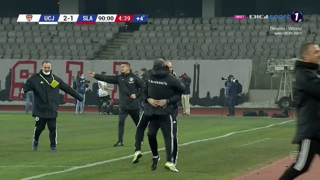 NEBUNIE in finalul meciului! U Cluj a dat gol la ultima faza si e pe loc de playoff! Enache a inceput sa planga! EXPLOZIE de bucurie: toata lumea de pe banca a intrat in teren_7