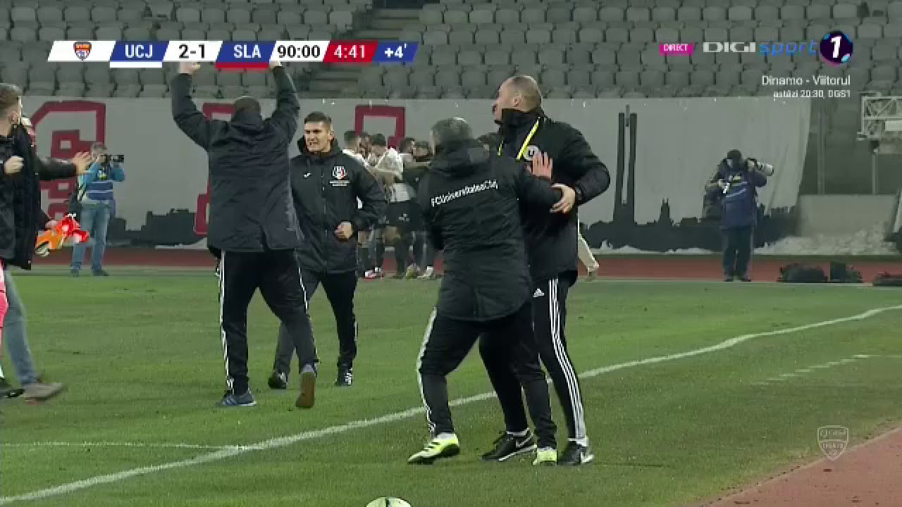 NEBUNIE in finalul meciului! U Cluj a dat gol la ultima faza si e pe loc de playoff! Enache a inceput sa planga! EXPLOZIE de bucurie: toata lumea de pe banca a intrat in teren_8