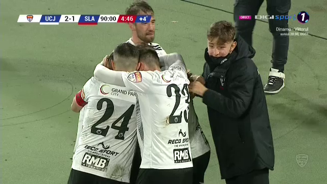 NEBUNIE in finalul meciului! U Cluj a dat gol la ultima faza si e pe loc de playoff! Enache a inceput sa planga! EXPLOZIE de bucurie: toata lumea de pe banca a intrat in teren_10