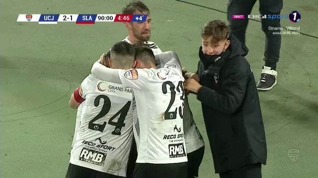 NEBUNIE in finalul meciului! U Cluj a dat gol la ultima faza si e pe loc de playoff! Enache a inceput sa planga! EXPLOZIE de bucurie: toata lumea de pe banca a intrat in teren_10