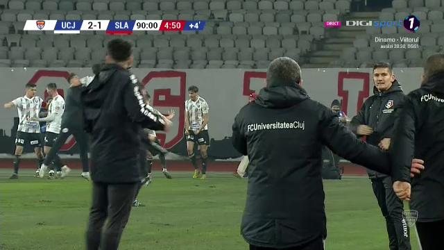 NEBUNIE in finalul meciului! U Cluj a dat gol la ultima faza si e pe loc de playoff! Enache a inceput sa planga! EXPLOZIE de bucurie: toata lumea de pe banca a intrat in teren_11