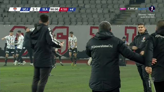 NEBUNIE in finalul meciului! U Cluj a dat gol la ultima faza si e pe loc de playoff! Enache a inceput sa planga! EXPLOZIE de bucurie: toata lumea de pe banca a intrat in teren_11