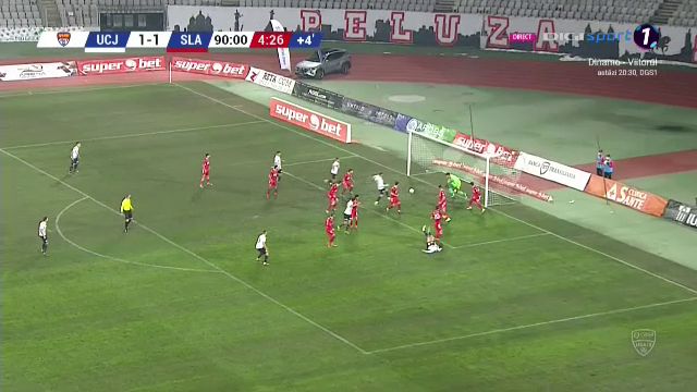 NEBUNIE in finalul meciului! U Cluj a dat gol la ultima faza si e pe loc de playoff! Enache a inceput sa planga! EXPLOZIE de bucurie: toata lumea de pe banca a intrat in teren_25